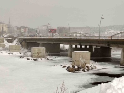 Ardahan'da Dondurucu Soguk Açiklamasi Agaçlar Kiragi Tuttu