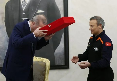 Başkan Erdoğan, Türkiye'nin ilk astronotu Alper Gezeravcı'yı kabul etti