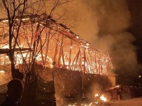 Ahir Ve Samanlik Yandi 5 Hayvan Telef Oldu