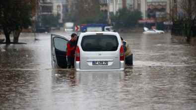 Antalya'nın 3 ilçesinde okullar yarın da tatil