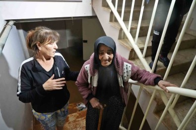 Depremde Yikilan Evden Sag Çikti, Antalya'da Kaldigi Ev Sular Altinda Kaldi