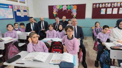 Sultangazi'de 45 Bin Ögrenciye Egitsel Zeka Gelisim Oyunu Hediye Edildi