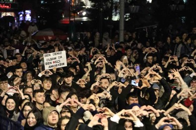 Emir Can Igrek, Bolululara Yagmur Altinda Muhtesem Bir Gece Yasatti