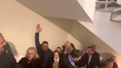 IYI Parti Aday Tanitim Toplantisinda 'Istifa' Sesleri Yükseldi