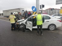 Kütahya'da 2 Otomobil 'Akilli Kavsak'ta Çarpisti Açiklamasi 4 Yarali Haberi