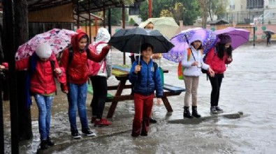 Sağanak yağış eğitime engel oldu! O ilimizde okullar tatil edildi