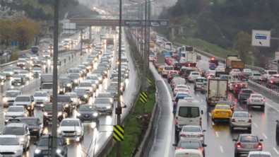 İstanbul'da kesintisiz yağmur başladı! Trafik iki bölgede de kilitlendi