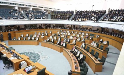 Kuveyt Emiri Es-Sabah, Anayasayi Ihlal Etmekle Suçladigi Parlamentoyu Feshetti