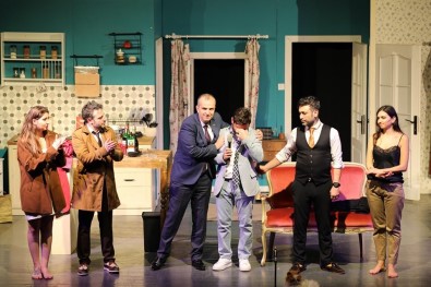 Sahnede Duygulanan Ceyhun Fersoy'a Merzifonlu Seyircilerden Alkisli Destek