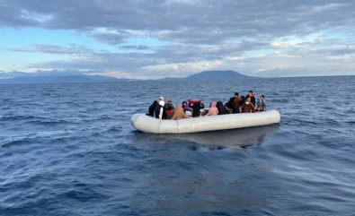 Yunanistan'ın ittiği 23'ü çocuk 43 göçmen, İzmir açıklarında kurtarıldı