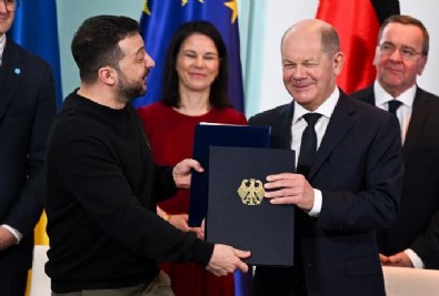 Vladimir Zelensky Berlin'de: Ukrayna ve Almanya, güvenlik anlaşması imzaladı