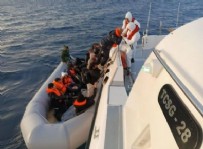 Yunanistan'ın Ege Denizi'nde ölüme terk ettiği göçmenler kurtarıldı Haberi