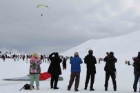 Bingöl'deki Kayak Merkezinde, Parasütçüler Fotografçilar Için Uçus Yapti Haberi