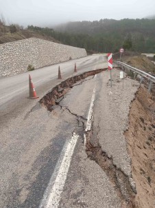 Bolu'da Mudurnu-Göynük Kara Yolunda Göçük Olustu