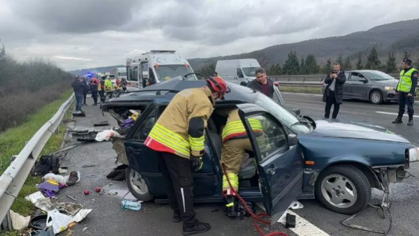 Otoyolda feci kaza! Ölü ve yaralılar var