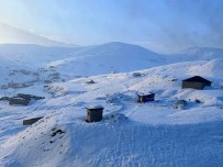 Hakkari'de Kardan Kapanan Yollari Açma Çalismalari Sürüyor