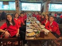 Yüksekova Belediyespor Kadin Futbol Takimi Yemekte Bir Araya Geldi Haberi