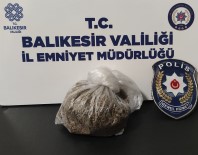 Bandirma'da Araç Içinden Uyusturucu Maddeyi Atarken Yakalandi