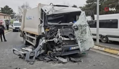 İstanbul'da İETT otobüsü ile çöp kamyonu çarpıştı: 2 yaralı
