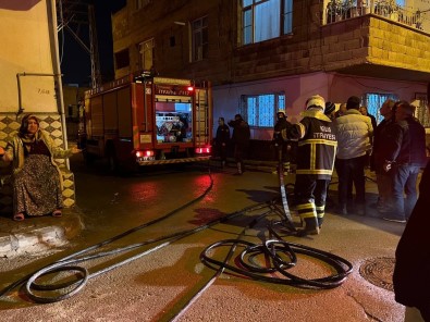 Kilis'te Yangin Çikan Eve Vatandaslar Kovalarla Su Tasidi