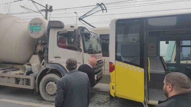 Sultangazi'de Faciadan Dönüldü Açiklamasi Beton Mikseri IETT Otobüsüne Çarpti, 4 Kisi Yaralandi