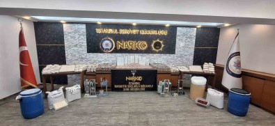 Narkogüç 46 Operasyonunda Istanbul'da Ele Geçirilen Uyusturucular Emniyette Sergilendi