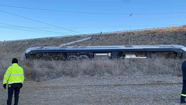 Kırıkkale'de tren kazası: Raylara yıkılan istinat duvarına çarpınca raydan çıktı