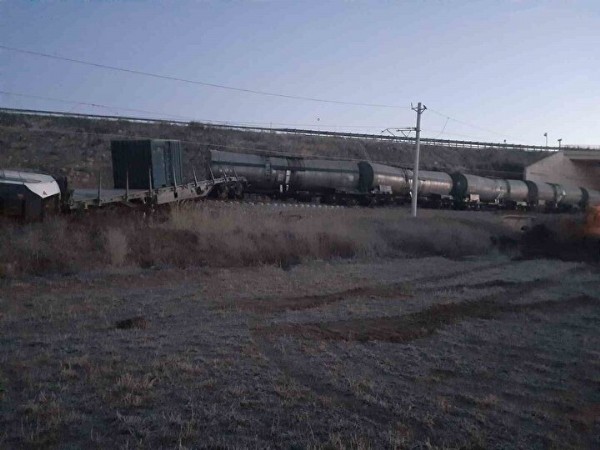 Kırıkkale'de tren kazası: Raylara yıkılan istinat duvarına çarpınca raydan çıktı
