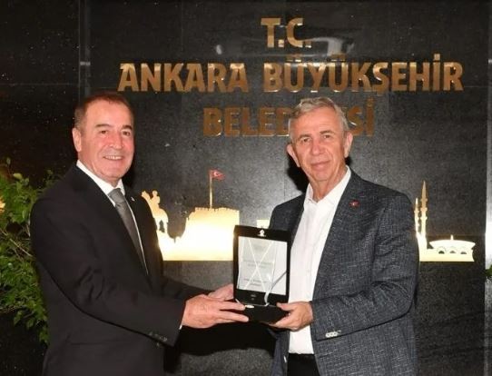 CHP'deki Çankaya savaşında yeni perde! İmamoğlu Mansur Yavaş'ı küplere bindirdi... Ekremci medyadan Özgür Özel'e baskı