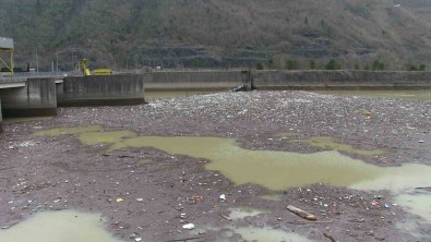 Artvin'deki Sel Muratli Baraj Gölü'nü Çöplüge Çevirdi