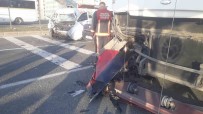 Malatya'da Hafif Ticari Araç Trambüsle Çarpisti Açiklamasi 1 Ölü, 2 Yarali