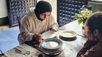Tokat'ta Ilçenin Tek Kadin Esnafi, Çini Sanatinin Incisi Oldu Haberi