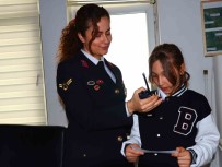 Edirne'de Jandarma Temali Resim Yarismasinda Birinci Olan Ögrenciler Ödüllerini Aldi Haberi