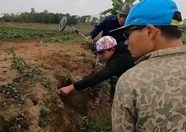 Toprağın altından çıkanlar tüm dünyayı dehşete düşürdü: Sinyal aldıkça kazdılar! Dedektörle bulup çuvallara doldurdular