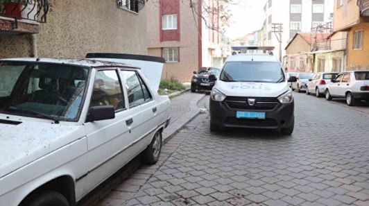Alkol alıp mahalledeki sekiz araca zarar verdi