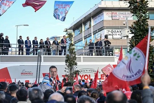 İşte CHP-DEM parti ittifakının kanıtı! İmamoğlu'nun mitinginde 'DEM' bayrakları sallandı