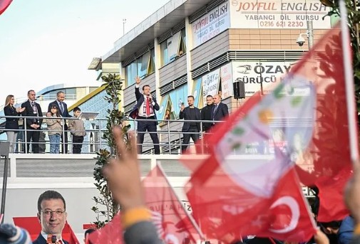 İşte CHP-DEM parti ittifakının kanıtı! İmamoğlu'nun mitinginde 'DEM' bayrakları sallandı