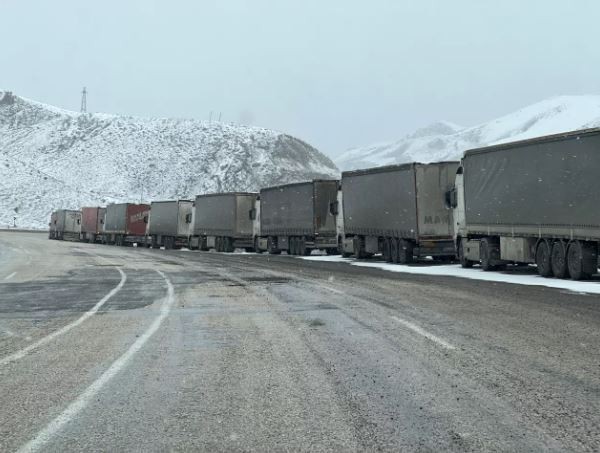 Türkiye- İran sınırında TIR kuyruğu 15 kilometreye ulaştı