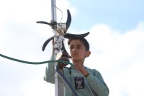 Gazzeli Çocuk Yasadiklari Çadiri Aydinlatmak Için Elektrik Üretiyor