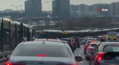 İstanbul'da yine metrobüs arızası: Vatandaşlar yolda kaldı