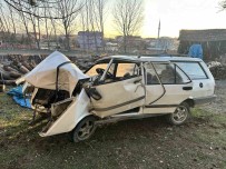 Otomobil Elektrik Diregine Çarpti Açiklamasi Sürücü Öldü, 4 Günlük Bebek Ve Annesi Yasam Mücadelesi Veriyor