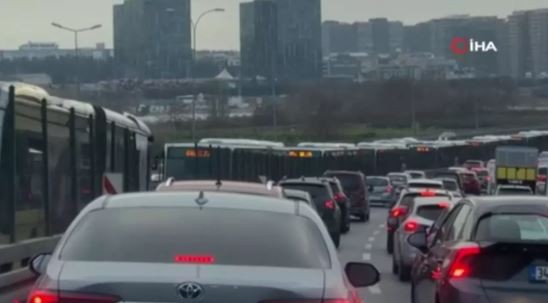 İstanbul'da yine metrobüs arızası: Vatandaşlar yolda kaldı