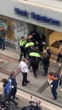 'Kafayi Vuracagim' Diyerek Tehdit Ettigi Polise Tekme Atti Açiklamasi O Anlar Kamerada