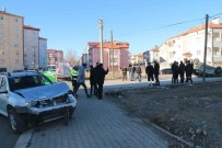 Sivas'ta Hafif Ticari Araç Ile Otomobil Çarpisti Açiklamasi 2 Yarali