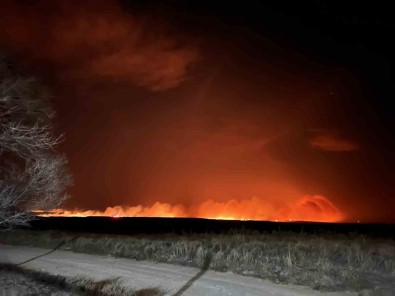 Texas'ta Orman Yanginlari Açiklamasi Itfaiyeciler Alevlerin Arasinda Kaldi