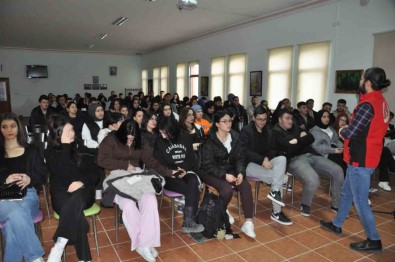 Üniversiteli Gençlere Terör Örgütlerinin Tuzak Kurma Yöntemleri Anlatildi