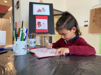 Yasitlari Kalem Tutamazken Çizdigi Resimlerle Sergi Açti