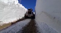 Yüksekova'da 7 Metrelik Kar Tünellerinde Çalismalar Devam Ediyor Haberi