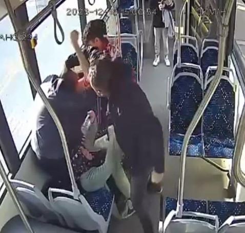 Kan donduran görüntüler | Mersin'de okul müdürü ve oğlu, otobüste yolculuk yapan yaşlı çifti vahşice darp etti!