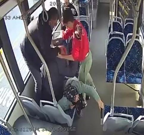 Kan donduran görüntüler | Mersin'de okul müdürü ve oğlu, otobüste yolculuk yapan yaşlı çifti vahşice darp etti!